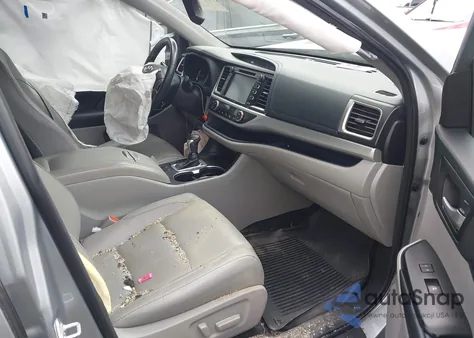 2018 Toyota Highlander Xle z USA, uszkodzony, nr VIN 5TDJZRFH1JS555419